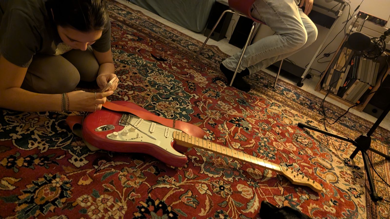 Rote E-Gitarre auf dem Teppich