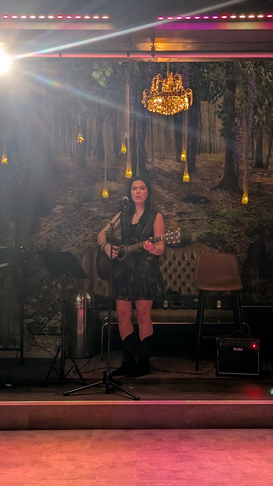 Vorschau Notizbuch mit Foto von Malea live mit Gitarre