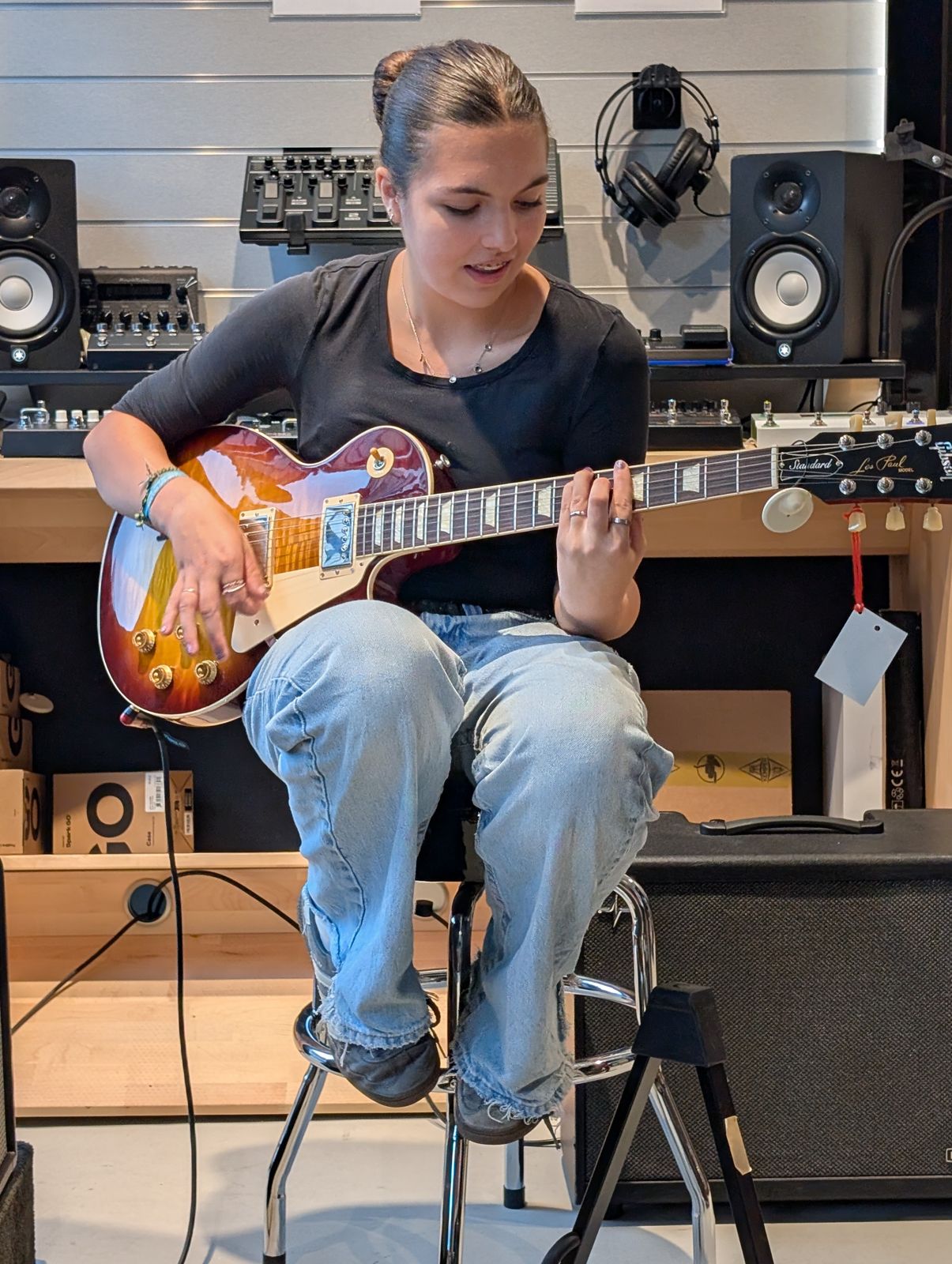 Malea mit E-Gitarre im Studio